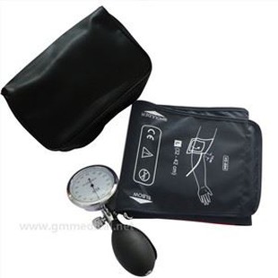 Grand brassard manuel adulte de tension artérielle, manchette à tube simple avec jauge de pression et ampoule d’inflation bleu foncé.