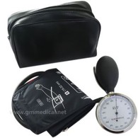 Manchette manuelle pédiatrique de tension artérielle, manchette à tube simple avec jauge de pression et ampoule d’inflation bleu foncé.